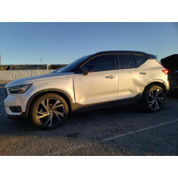 2021 VOLVO XC40