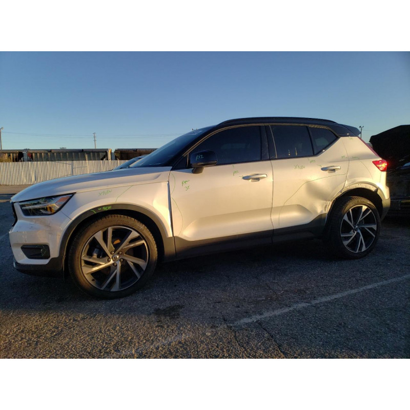 2021 VOLVO XC40
