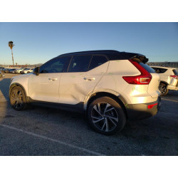 2021 VOLVO XC40